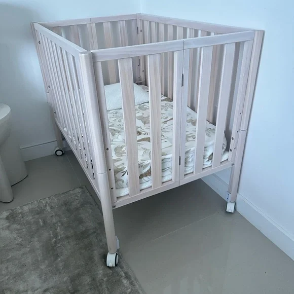Amazing folding mini crib transforming into any baby bed - Picture 2 of 7